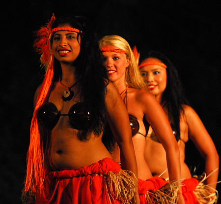 Ori Tahiti Wahine performing at the Wilmette Aloha Night in 2009. Photo by Lynn/Michael Mann.